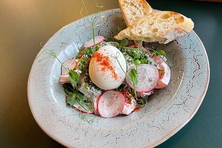 Летний салат из свежих овощей со сметаной и яйцом Бенедикт