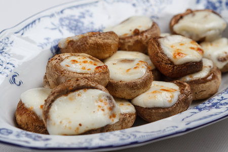 Шляпки шампиньонов с сулугуни