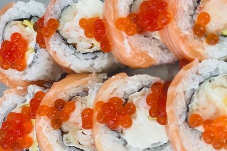 Ролл в ленте лосося 