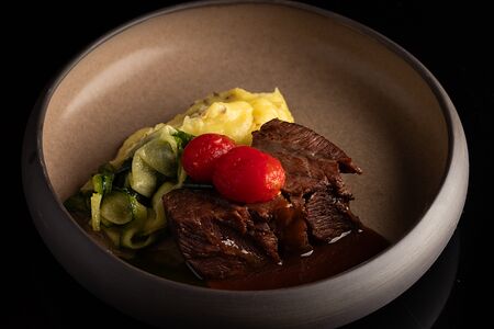 Говяжьи щечки с трюфельным пюре