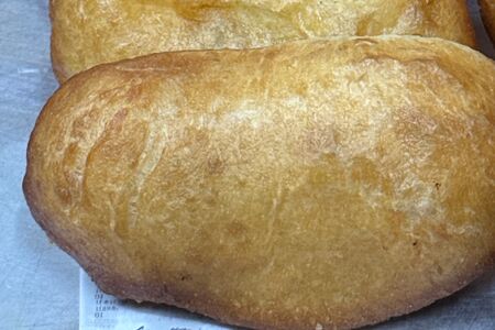 Пирожок жареный с яйцом и зелёным луком