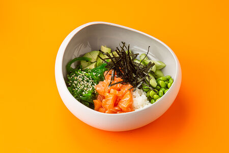 Поке с лососем и рисом