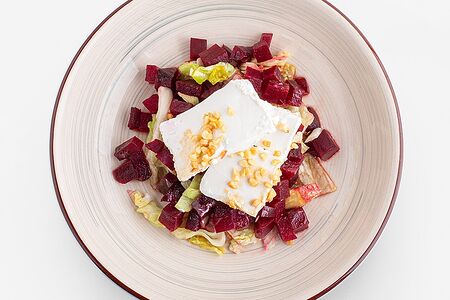 Свекольный салат с сыром Сиртаки в медово-горчичной заправке
