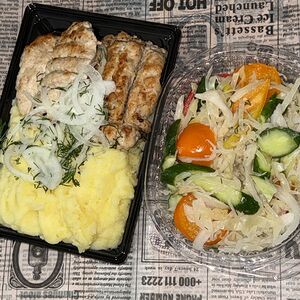 Пюре с куриной котлетой на мангале и салатом овощным