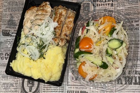 Пюре с куриной котлетой на мангале и салатом овощным