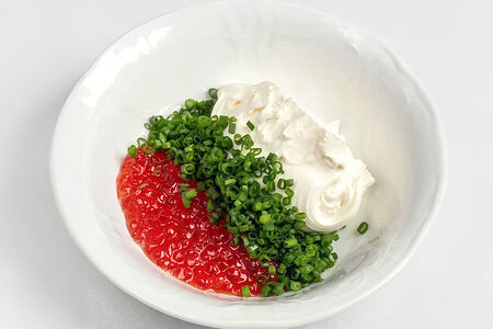 Творожный сыр, красная икра и зеленый лук