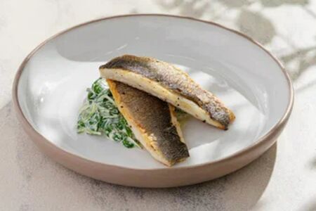 Сибас на гриле со шпинатом