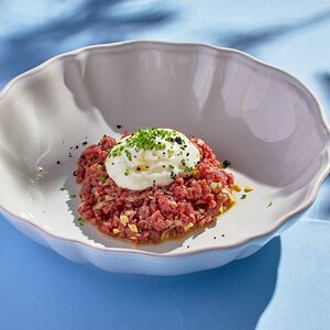 Тартар из говядины с артишоками и муссом из пармезана