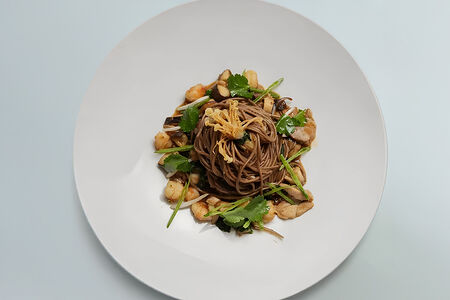 Гречневая лапша с креветками и курицей