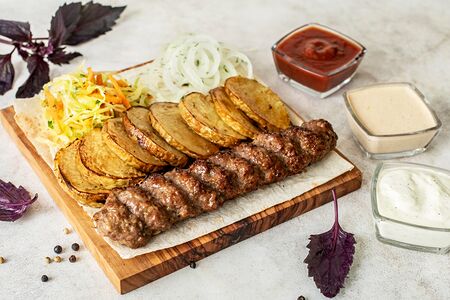 Ланч с кебабом из телятины