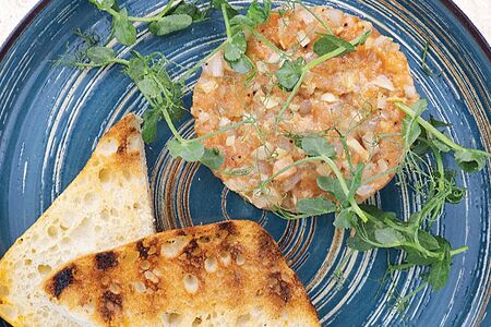 Тартар из лосося и гребешка