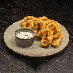 Луковые кольца с чесночным соусом