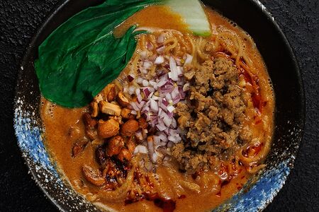 Рамен с фаршем и орехами