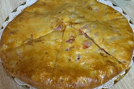 Закрытый пирог с ветчиной, сыром, беконом и томатами