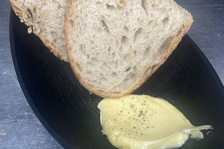 Хлебная корзина с маслом