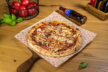 Пицца фирменная с брискетом и кола