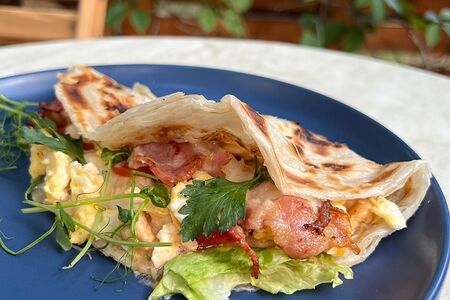 Роти Скрембл с овощами и беконом