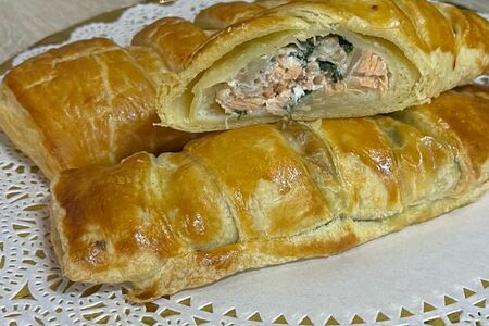 Штрудель с семгой, шпинатом и сливочным сыром