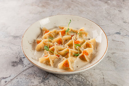 Пельмени с семгой и красной икрой