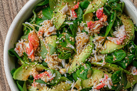 Зеленый салат с крабом, кунжутная заправка, авокадо