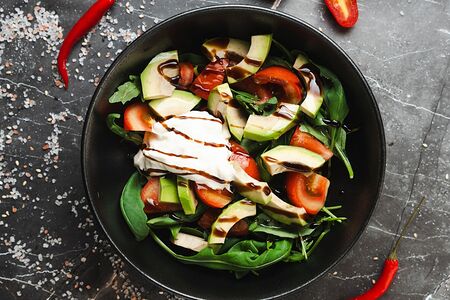 Рукола с авокадо, помидорами и страчателлой