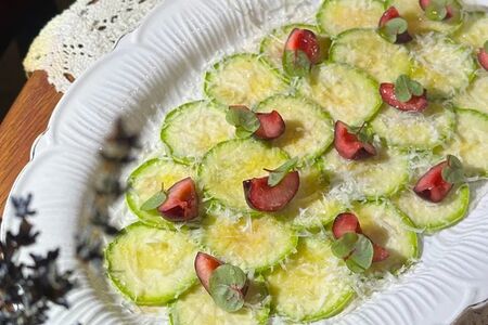 Карпаччо из кабачка с черешней, пармезаном и трюфельной пастой 
