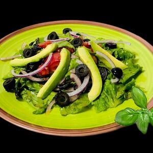 Салат из авокадо, томатов и свежего шпината