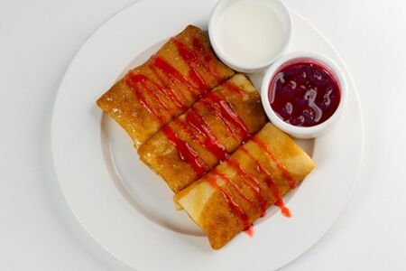 Сет из блинчиков с вишневым соусом и сметаной