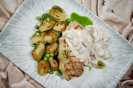 Свиной эскалоп с брюссельской капустой 