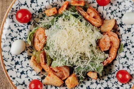 Салат Цезарь с креветками