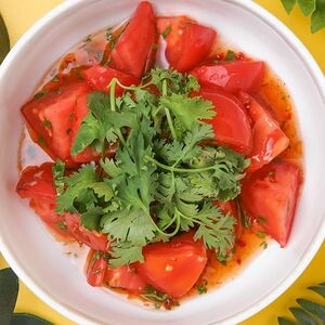 Из спелых томатов в соусе сладкий чили