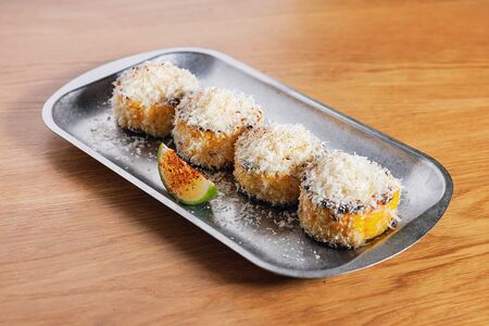 Кукуруза гриль, луковый соус, пармезан