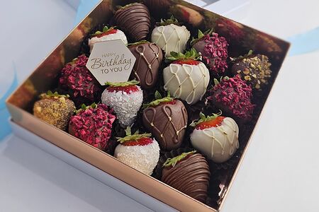 Клубника свежая в шоколаде С днём рождения 