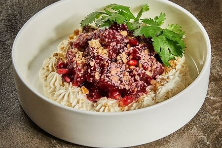 Запеченная свекла в соусе чили с сырным муссом