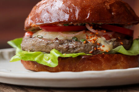 Бургер вагю, луковый джем, качотто с трюфелем