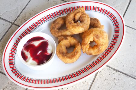 Пончики с заварным кремом и вишневым соусом