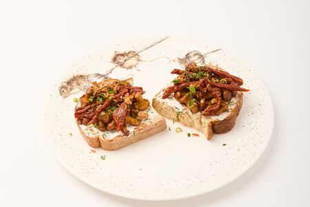 Брускетта с лисичками