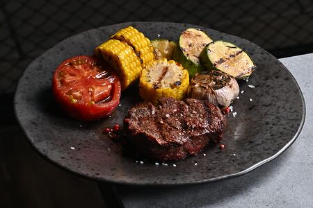 Стейк классический с овощами гриль