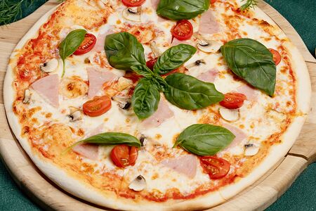 Пицца с ветчиной и грибами