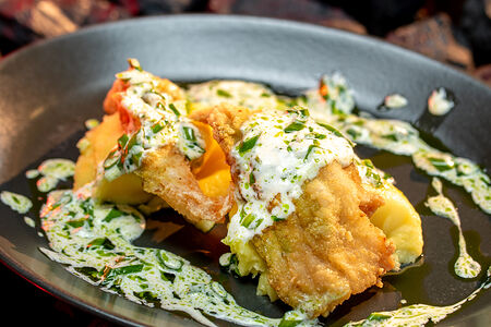 Филе белой рыбы в кляре на картофельном пюре