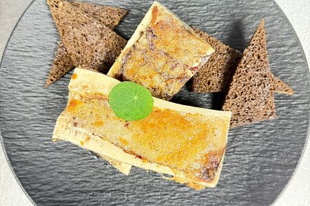 Мозговые косточки с тартаром из говядины и свежим трюфелем