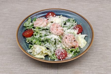 Салат Цезарь с тигровой креветкой
