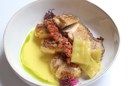 Хрустящий цыпленок с молодым картофелем, сальсой из сезонных томатов и кукурузно-лимонным кремом