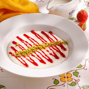 Манная каша с фисташками и клубничным соусом