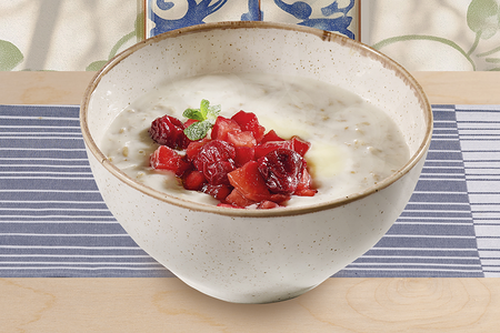 Овсяная каша с яблоком и вишней