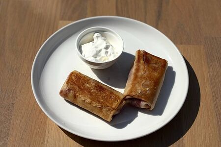 Блинчики с яблоком и корицей