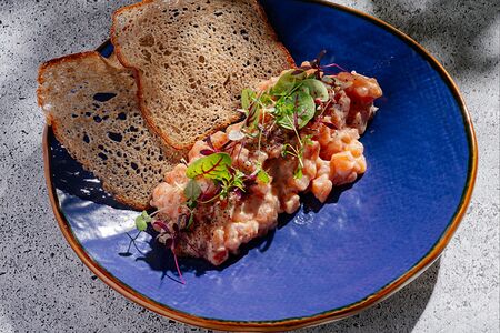 Тартар из лосося с гренками