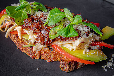 Брускетта с томленой говядиной