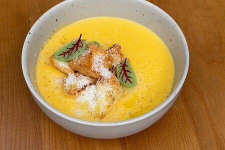 Сливочно-овощной суп с гренками и пармезаном 