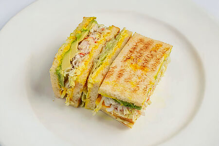 Клаб-сэндвич с крабом и авокадо